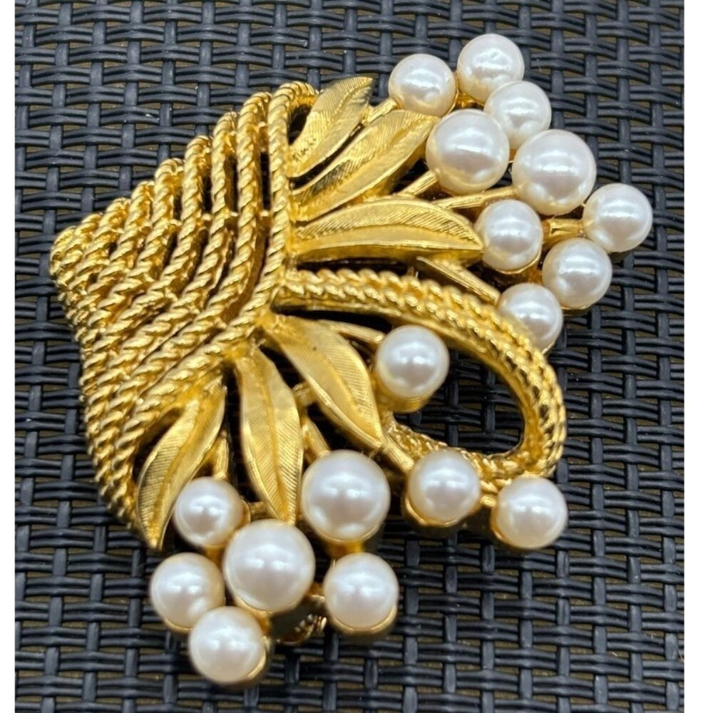 Trifari Gold-Tone Metal, Basket With Faux Pearl Flowers Brooch, Marked "Trifari" - Picture 4 of 8